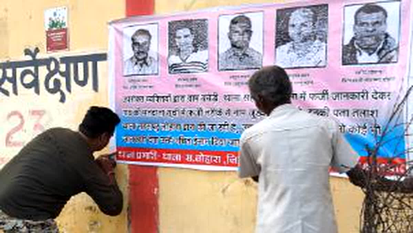 छत्तीसगढ़ में फर्जी वोटर्स का पर्दाफाश, पुलिस ने गांव-गांव में लगाए पोस्टर