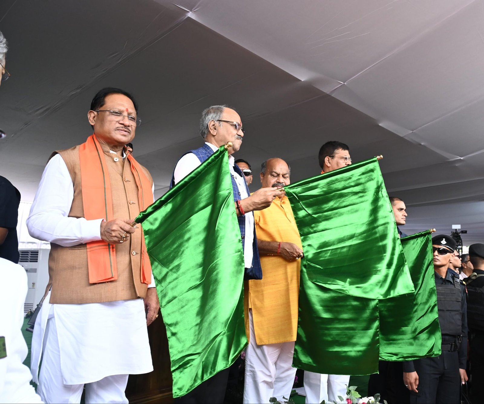 रायपुर-जबलपुर नई एक्सप्रेस ट्रेन को मुख्यमंत्री ने दिखाई हरी झंडी, कहा – प्रधानमंत्री की पहल से प्रदेश में बढ़ा रेलवे का दायरा
