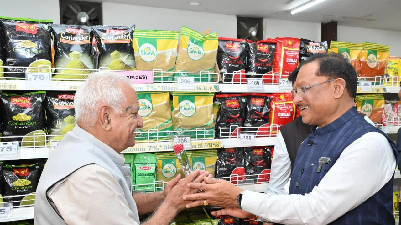 मुख्यमंत्री अचानक पहुंचे मार्ट,ग्राहकों से की मुलाकात,ग्राहक बोले जीएसटी रिफॉर्म्स, बचत क्रांति
