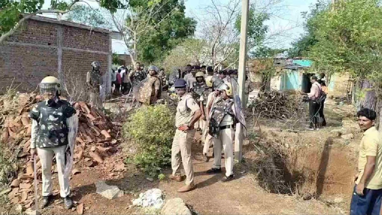 CG:नकटी गांव के 48 अवैध मकानों पर चला बुलडोजर,पूरे इलाके को पुलिस छावनी में तब्दील