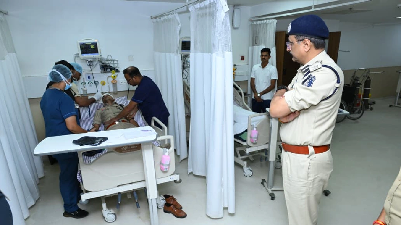 CG: पुलिस कमिश्नर संजीव शुक्ला ने अस्पताल पहुंचकर घायल पुलिस जवानों का जाना हाल